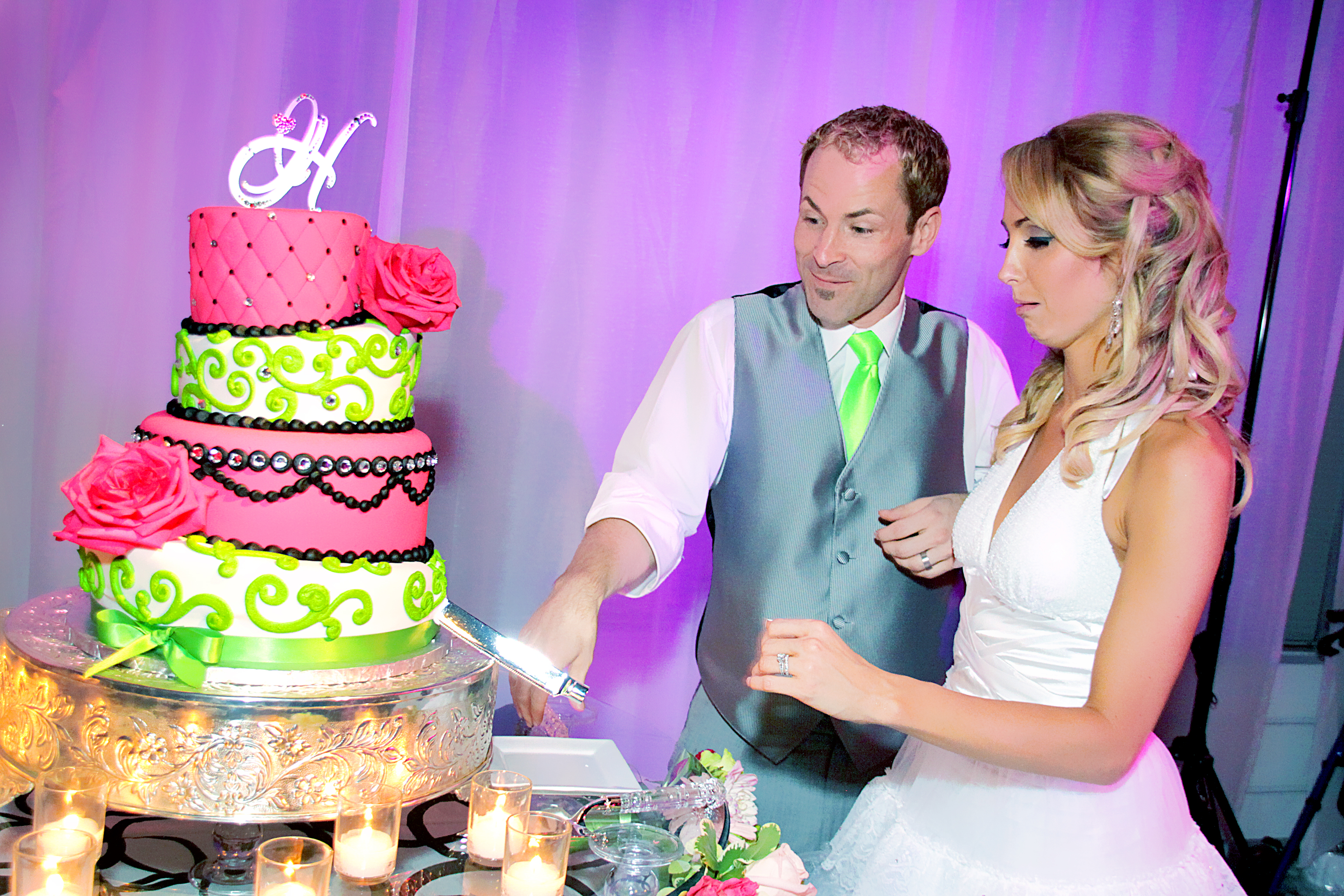Cake cutter breaks at wedding