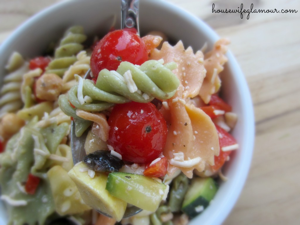 Healthy and light vegetable pasta salad