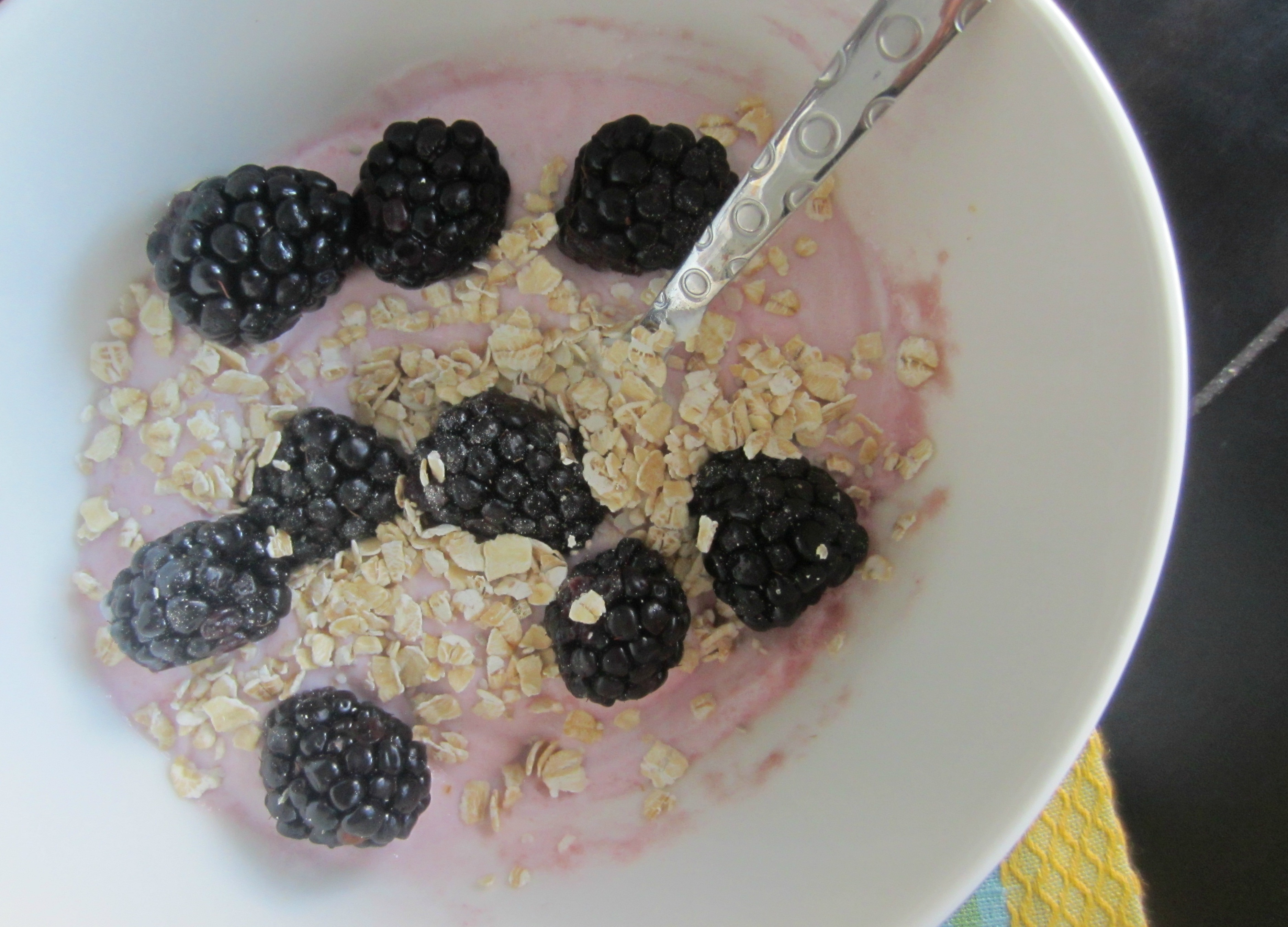 greek yogurt and super oats with berries